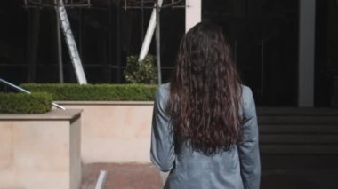 Sokakta yürüyen ve telefonda konuşan güzel bir kadın..