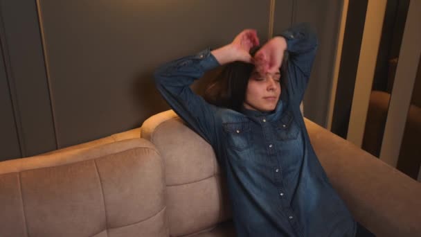 Attraktiv ung kvinna vilar på soffan, hälsosam lugn dam koppla av på bekväm soffa tupplur känna stress fri hemma lounge ensam — Stockvideo