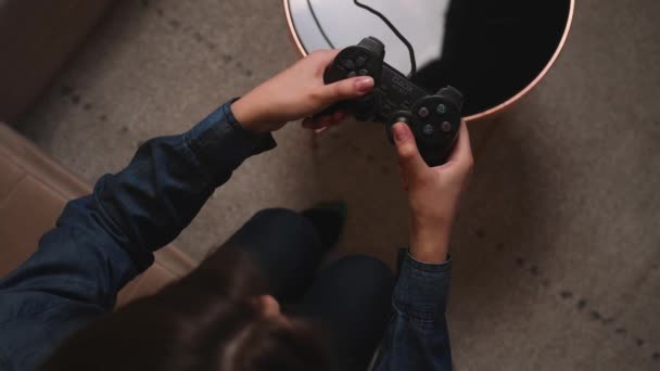 Primer plano.Vista superior de la Mujer jugando un videojuego en casa. Emocionada mujer gamer sentado en un sofá, jugando videojuegos en. — Vídeos de Stock