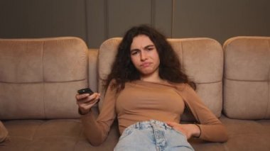 Sıkıcı kadın televizyonda izleyecek bir şeyi olmayan sıkıcı televizyon programları izliyor, evdeki kanepede oturuyor. Film gecesi..