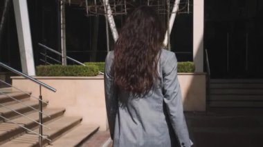 Sokakta yürüyen güzel bir kadın.