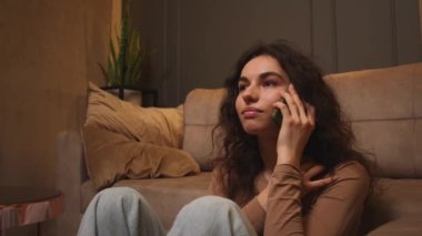 Gülümseyen kadın telefonda konuşuyor.. 