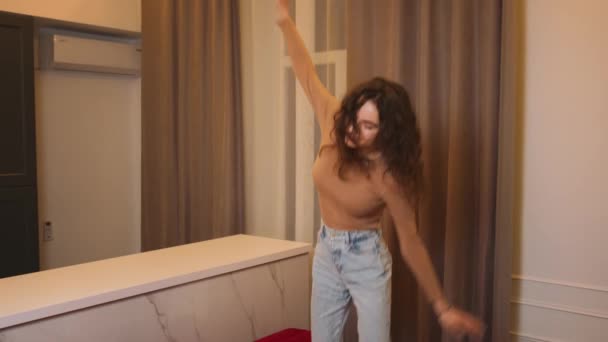 Кавказька жінка танцює на дивані вдома.. — стокове відео