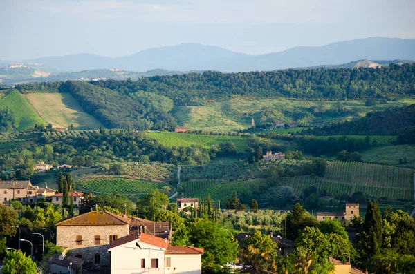 Schöne Landschaft bis hin zu den Feldern der Toskana mit einigen Hütten. — Stockfoto