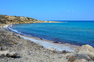 Bahar-yaz döneminde turkuaz deniz yaşamı ile güzel bir deniz manzarası.