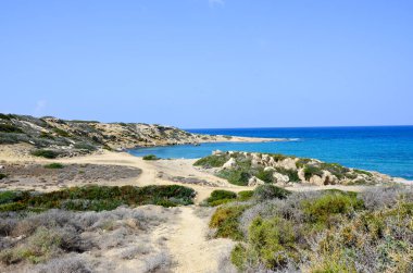 Kıbrıs Rum Kesimi 'nin kuzeyindeki turkuaz denize giden yol Tatlisu