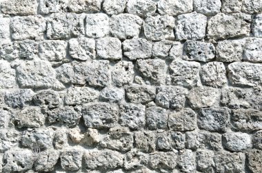 Taştan yapılmış ve beton harçla güçlendirilmiş bir duvar parçası. Siyah ve beyaz.