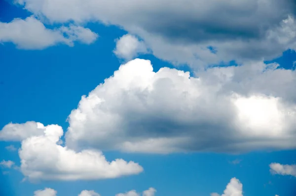 澄んだ白いふわふわの雲、自然、夏、空気と青い空の背景 — ストック写真