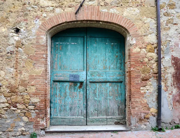 意大利Certaldo的老意大利村庄的门和组成部分 图库图片