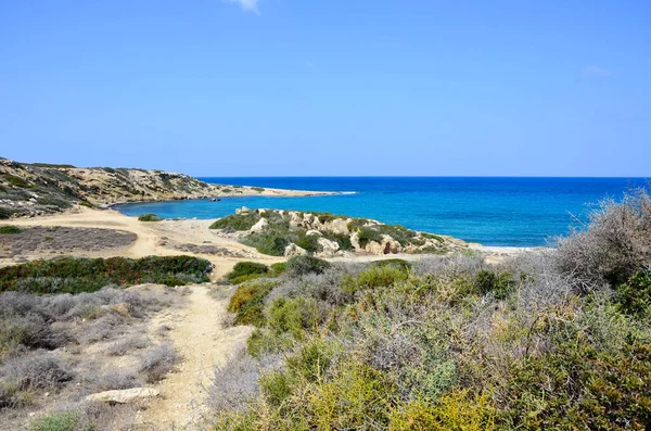塞浦路斯美丽的蓝绿色海水和风景，Tatlisu. 图库照片