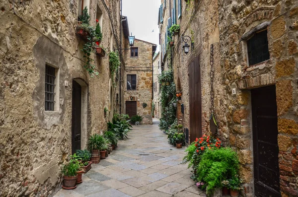 古城中古老的传统房屋和田园诗般的小巷的美丽景色。意大利 图库照片