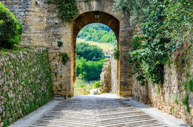 Eski şehir, İtalya, Monteriggioni 'den kapı kemeri.