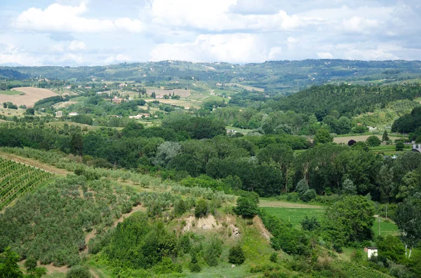 Toscana böljande gröna kullar på landsbygden. Italien Royaltyfria Stockbilder