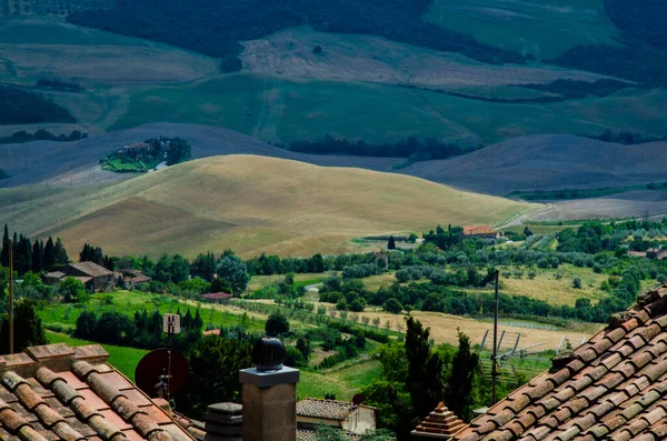 Vecchio tetto della casa e bellissimo panorama. Toscana, Italia. — Foto Stock