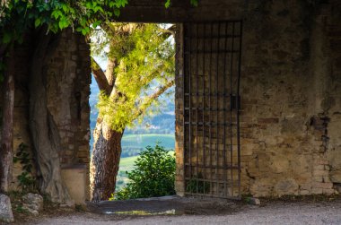 San Gimignano güzel manzaralı bahçenin kapıları.