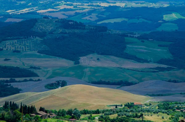 Veduta di un campo italiano sullo sfondo — Foto Stock