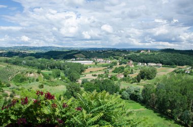 İtalyan Toskana bölgesinde bulutlu bir gün. Güzel tepeler ve manzara.