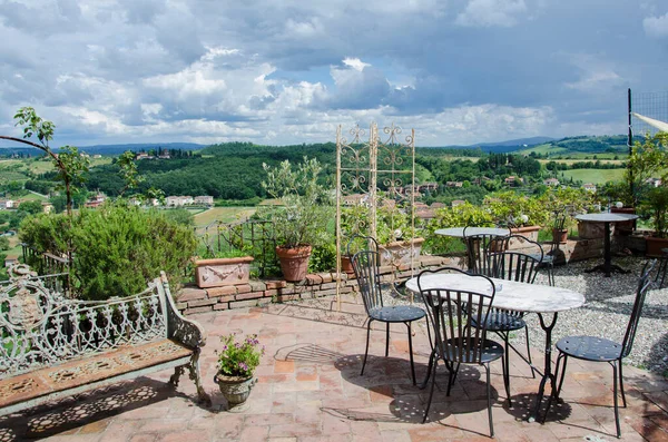 Outdoor restaurant in Tuscany with panoramic view to landscape. — Stock Photo, Image