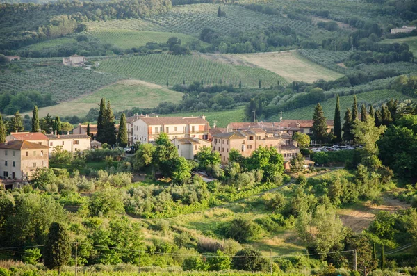 A castle on top of a lush green field. Tuscany, Italy. — Stock Photo, Image