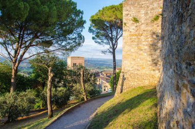 San Gimignano, güzel manzara köy duvarı, bahçe.