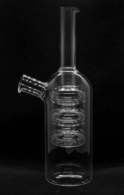 Siyah arka planda berrak cam bir şişeyle izole edilmiş. Yüksek kalite fotoğraf