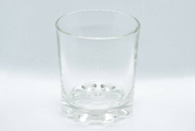 Aydınlık arkaplanda seçici odaklı cam