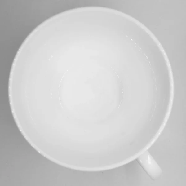 Вид сверху белой чашки на светлом фоне с селективной фокусировкой — стоковое фото