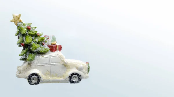 圣诞背景与汽车玩具 车载着圣诞树和礼物 有复制空间 高质量的照片 图库图片