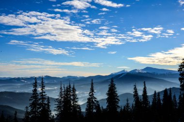 Bulutlu bir günde inanılmaz bir dağ manzarası, doğal seyahat arka planı. Karpatlar 'da resimli bir sahne..
