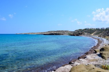 Bahar-yaz döneminde turkuaz deniz yaşamı ile güzel bir deniz manzarası.