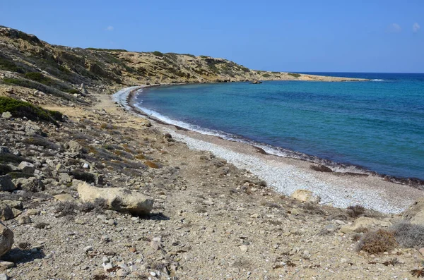 Bela vista sobre o mar e a praia durante a primavera-verão com vida marinha turquesa — Fotografia de Stock
