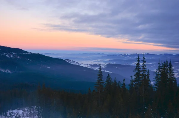 万里无云的山水奇景,自然是户外旅行的背景.喀尔巴阡山脉的一幅风景如画. 图库照片