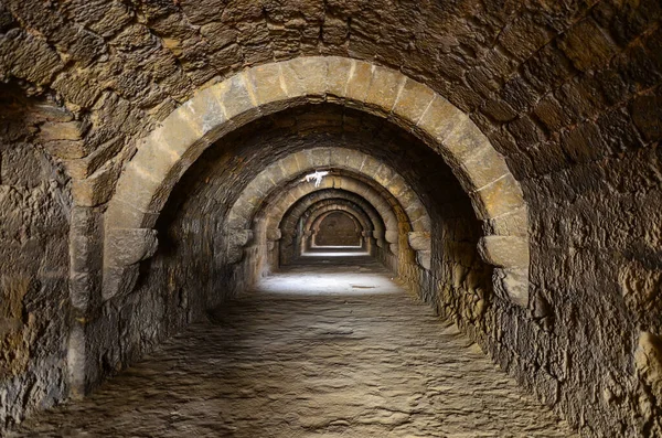 北塞浦路斯法马古斯塔古堡下的一个废弃隧道 免版税图库照片