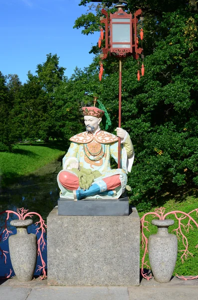 Figures of the sitting guards on the bridge in Pushkin — Stock Photo, Image