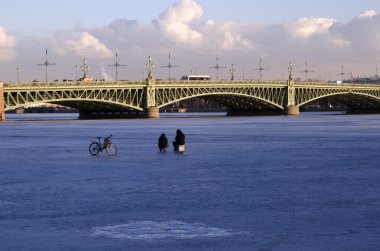 Neva Nehri üzerinde Balıkçılar