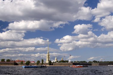 Peter ve Paul Fortress üzerinde bulutlu gökyüzü
