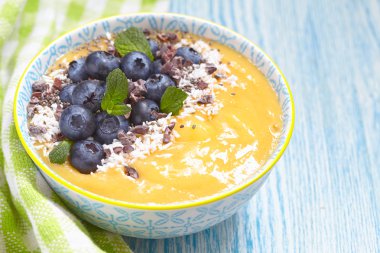 Mango Orange Banana Smoothie bir kase