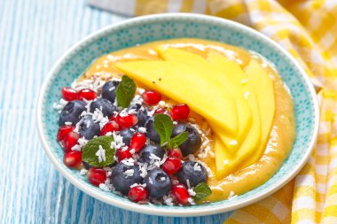 Mango Orange Banana Smoothie bir kase