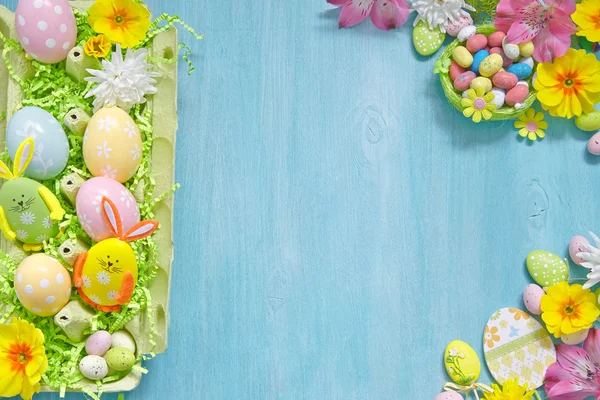 Easter decorations with colorful eggs and flowers — Stock Photo, Image