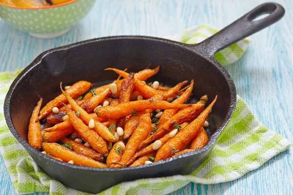 Roasted carrots in pan — Stock Photo, Image