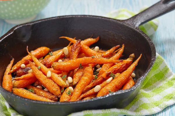 Смажена морква на сковороді — стокове фото