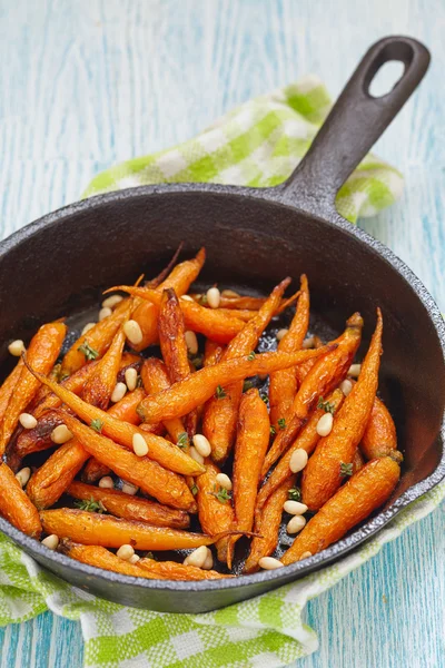 Zanahorias asadas en sartén —  Fotos de Stock
