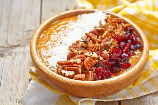 Karottenkuchen-Smoothie in einer Schüssel — Stockfoto