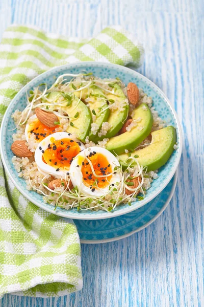 Quinoa skål för hälsosam frukost — Stockfoto