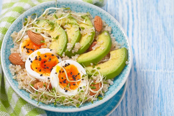 Quinoa skål för hälsosam frukost — Stockfoto