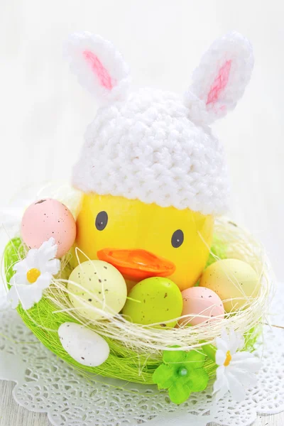 Pasen decoratie met weinig eend en eieren — Stockfoto
