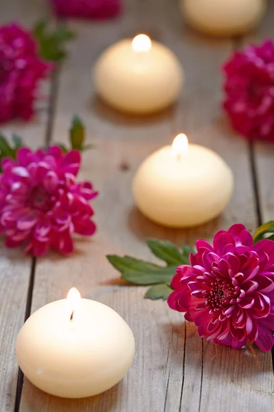 Tema de spa com velas e flores — Fotografia de Stock