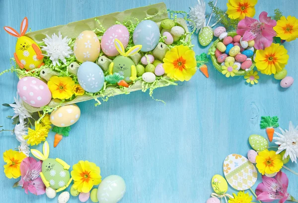 Pasen versieringen met kleurrijke eieren en bloemen — Stockfoto