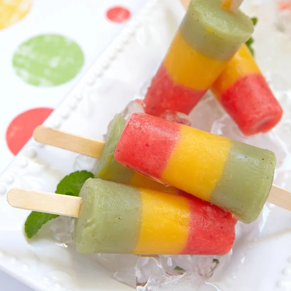 Домашнее фруктовое фруктовое мороженое — стоковое фото