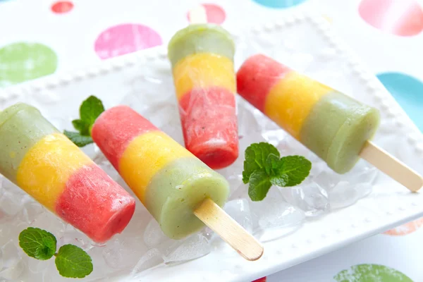 Hemmagjorda mosad frukt popsicles — Stockfoto